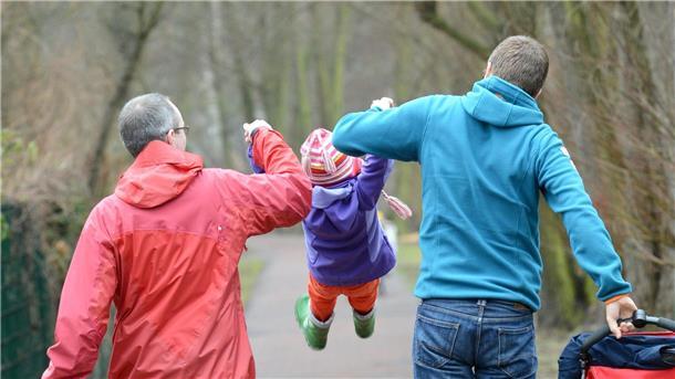 Studie: Stabile Familienbeziehungen halfen während Pandemie Optimistische Einstellungen und emotionale Unterstützungen innerhalb von Familien war während der Corona-Pandemie besonders wichtig.