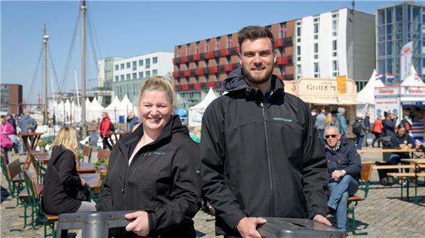 Organisationstalente im Einsatz: Chiara Bürgerhoff und Henning Dörr vom Schaufenster Fischereihafen. Foto: Masorat-f