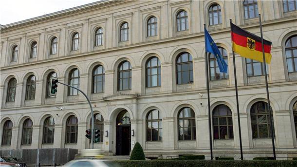 Klimaprotest mit Presslufthämmern vor Verkehrsministerium Ort des Protrests: Das Bundesministerium für Verkehr, Bau und Stadtentwicklung an der Invalidenstraße in Berlin-Mitte.