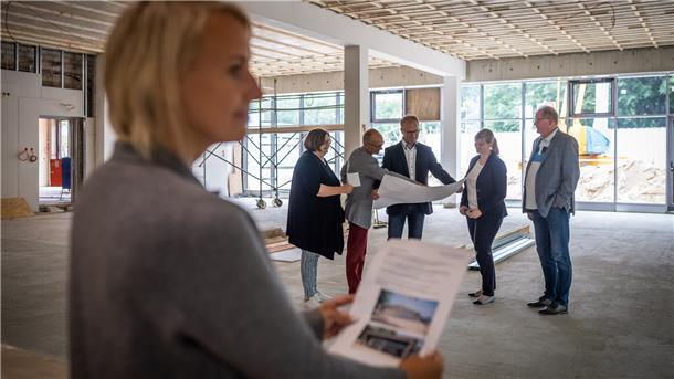 Ortsbesichtigung im Mensa-Neubau der Karl-Marx-Schule Bremerhaven-Leherheide mit  Architektin Nina Goldschrafe (vorn) mit Martina Kirschstein-Klingner (SPD), Baustadtrat Bernd Schomaker (FDP), Betriebsleiter Holger Schneeberg, seiner Stellvertreterin Isabelle Bornemann und Thorsten Raschen (CDU). 