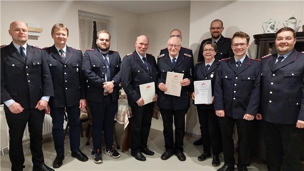 Ortsbrandmeister Jan Deppe (vorne, von links) mit den geehrten und beförderten Mitgliedern Norbert Bade, Felix Haufler, Rüdiger Thoden, Hinrich Burfeind, Carola Thoden, Falk Rüdiger und Marcel Grüthusen. In der hinteren Reihe stehen Abschnittsleiter Jörg Suske (verdeckt) und der stellvertretende Gemeindebrandmeister Stefan Meyer.