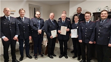 Ortsbrandmeister Jan Deppe (vorne, von links) mit den geehrten und beförderten Mitgliedern Norbert Bade, Felix Haufler, Rüdiger Thoden, Hinrich Burfeind, Carola Thoden, Falk Rüdiger und Marcel Grüthusen. In der hinteren Reihe stehen Abschnittsleiter Jörg Suske (verdeckt) und der stellvertretende Gemeindebrandmeister Stefan Meyer.