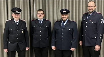 Ortsbrandmeister Peter Martens (links) freut sich über Steffen Timm (Zweiter von rechts), der jetzt stellvertretender Ortsbrandmeister in Rockstedt ist.