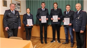 Ortsbrandmeister Rüdiger Hillmer (links) und sein scheidender Stellvertreter Hartmut Buchholz (rechts) mit den beförderten Feuerwehrleuten Antje Lankenau, Oliver Gebers,Tomek Wellbrock sowie Lasse Mindermann.