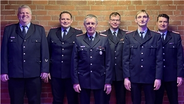 Ortsbrandmeister Sascha Busch (von links) mit den gewählten, geehrten und beförderten Kameraden Torben Imbusch, Hans-Hermann Eckhoff, Björn Imbusch, Sebastian Brandt und Nils Schwarz.