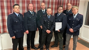 Ortsbrandmeister Sven Rugen (von links) freut sich über die Beförderten: Hartmut Grotheer, Jörg Eckhoff, Christian Tönniges, Johann Gehlken, Thomas Dorhmann, Justin Hesjedal.