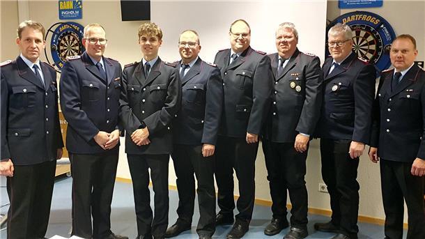 Feuerwehrleute haben sich für den Fotografen aufgestellt. 