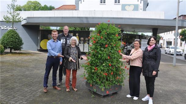 BCSM und Ortsrat: Fünf Blumensäulen an vier Standorten verschönern Bremervörde Ortsbürgermeister Dirk-Frederik Stelling (von links), Bauhof-Leiter Christian Kück, Ortsratsmitglied Petra Fischer, BCSM-Vorsitzende Angela Bekken und Citymanagerin Bärbel Hensel freuen sich über insgesamt fünf neue Blumensäulen, die jetzt an vier Standorten in Bremervörde zu sehen sind.