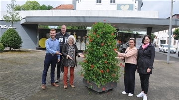 Ortsbürgermeister Dirk-Frederik Stelling (von links), Bauhof-Leiter Christian Kück, Ortsratsmitglied Petra Fischer, BCSM-Vorsitzende Angela Bekken und Citymanagerin Bärbel Hensel freuen sich über insgesamt fünf neue Blumensäulen, die jetzt an vier Standorten in Bremervörde zu sehen sind.