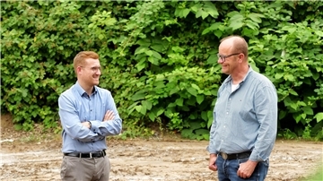 Ortsbürgermeister Dirk Stelling (links) vor Ort im Gespräch mit Jacobs-Geschäftsführer Ingo Jeschke.
