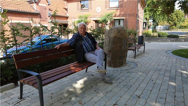 Ortsbürgermeister Günter Meyer hat nun auf den Bänken eine 47 Zentimeter tiefe Sitzfläche.
