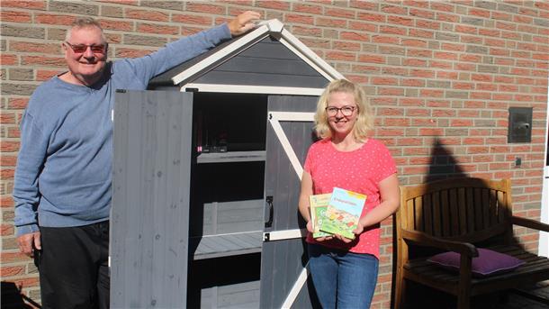 Wehdel: „Offener Bücherschrank“ am Seniorenheim Ortsbürgermeister Horst Schütte (Freie Bürger) und Ute Müller vom Seniorenheim Monsees freuen sich über die neue Wehdeler Einrichtung, den „Offenen Bücherschrank“.