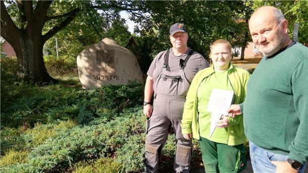 Beetpaten der ersten Stunde: Das Grün liegt Henckens am Herzen Rainer Feldmann mit Kai und Antje Hencken am Rondell in Sievern