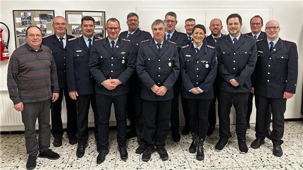 Ortsvorsteher Fridtjof Schröter (von links), Abschnittsleiter Jörg Suske, Stadtbrandmeister Nils Schwarz, Lars Viebrock, der zweite stellvertretende Stadtbrandmeister Holger Burfeindt, Jürgen Dittmer, Ortsbrandmeister Jörg Wempen, Leif Presler, Kristin Witten, Michael Witten, Sören Firlus, Hendrik Schnakenberg und der stellvertretende Ortsbrandmeister Christoph Burfeind.