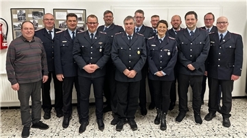 Ortsvorsteher Fridtjof Schröter (von links), Abschnittsleiter Jörg Suske, Stadtbrandmeister Nils Schwarz, Lars Viebrock, der zweite stellvertretende Stadtbrandmeister Holger Burfeindt, Jürgen Dittmer, Ortsbrandmeister Jörg Wempen, Leif Presler, Kristin Witten, Michael Witten, Sören Firlus, Hendrik Schnakenberg und der stellvertretende Ortsbrandmeister Christoph Burfeind.