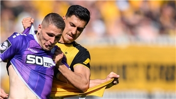 Osnabrücks Stürmer Marcus Müller (l). 