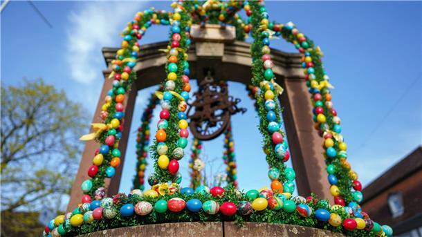 Karsamstag - zwischen Konsum und Grabesruhe Osterbrunnen gehören in einigen Regionen Bayerns zu den Bräuchen rund ums Fest. (Archivbild)