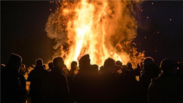 Faktencheck: Verpesten Osterfeuer die Luft? Osterfeuer im Cottbuser Ortsteiles Branitz. Immer wieder ein Thema dabei: die Feinstaubbelastung.