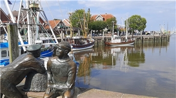Ostfriesland, wie es Touristen lieben: Blick auf den Hafen von Neuharlingersiel.