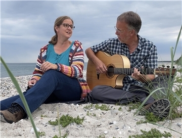 Ostseestrand statt Heide: Hilke und Jan Glink wandern auf die dänische Insel Samsø aus. Die beiden sind als Duo „Bliss“ in der Region als Musiker bekannt. Musik kann auch in ihrem neuen Zuhause ein Türöffner sein. Die ersten dänischen Songs sind schon fertig.