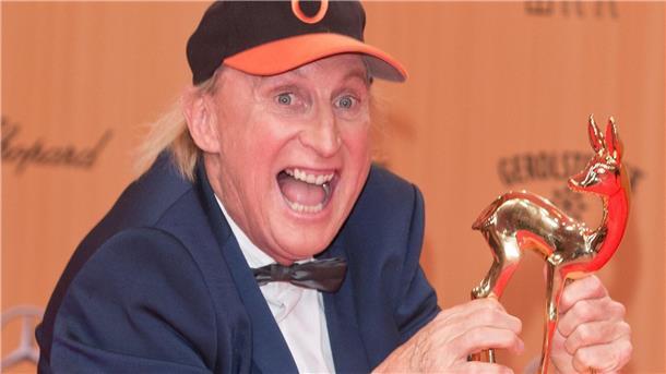 Kult-Ostfriese Otto wird 75 Otto Waalkes mit dem Bambi in der Kategorie „Comedy“.