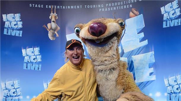 Kult-Ostfriese Otto wird 75 Otto Waalkes neben dem Maskottchen „Sid“ bei der Show „Ice Age live! - Ein mammutiges Abenteuer“ 2013.