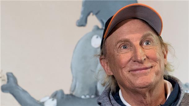 Otto Waalkes sitzt bei der Eröffnung seiner Ausstellung im Caricatura Museum Frankfurt vor seinem Gemälde „The Ottifantenking“ (Archivbild).