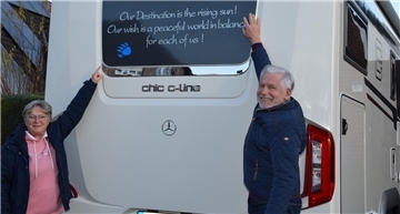 Gabi und Uwe Felauer am Wohnmobil.