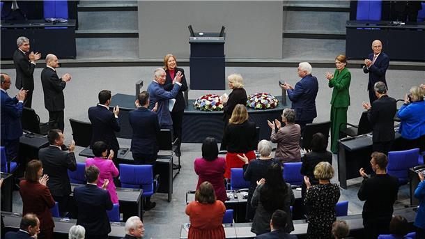 König Charles: Ovationen im Bundestag, Käse in Brandenburg Ovationen für König Charles III. im Bundestag.