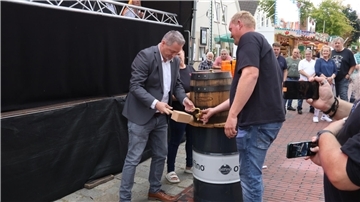 Ovelgönnes Bürgermeister Sascha Stolorz eröffnete den Pferdemarkt mit dem traditionellen Anstich eines Fasses Freibier.