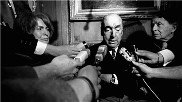 Pablo Neruda spricht zu Reportern, nachdem ihm der Literaturnobelpreis zuerkannt worden war.