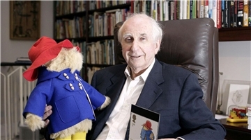 Paddington, der Bär, und sein Erfinder Michael Bond, der 2017 gestorben ist.