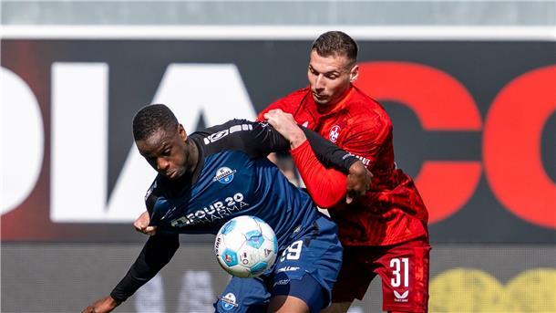 Paderborns Ilyas Ansah (l) und Kaiserslauterns Luca Sirch im Zweikampf.