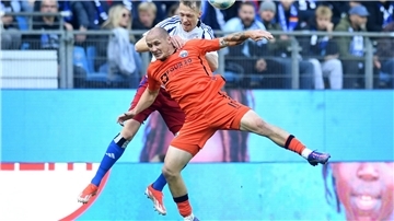 Paderborns Sven Michel (vorn) und Hamburgs Sebastian Schonlau kämpfen um den Ball.