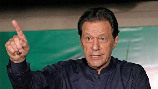 Pakistans Oberstes Gericht beschränkt Oppositionspartei Pakistans Ex-Premier Imran Khan ist Vorsitzender der Oppositionspartei PTI.
