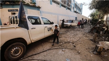Palästinenser begutachten die Schäden nach einem israelischen Angriff auf eine vom UNRWA betriebene Schule im Flüchtlingslager Nuseirat.