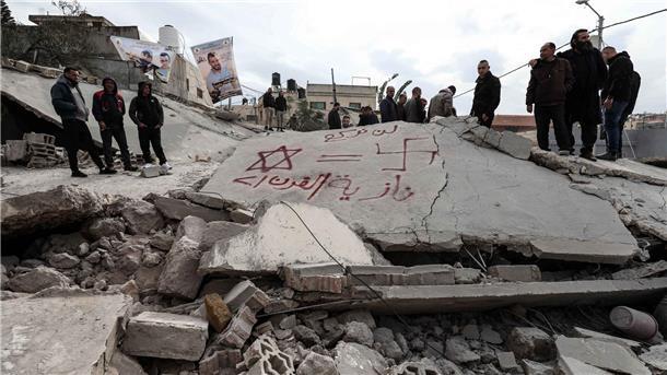 Palästinenser begutachten die Trümmer eines von der israelischen Armee zerstörten Hauses in Jenin, Westjordanland.