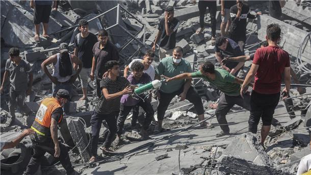Nach Zweifeln: Hamas-Behörde veröffentlicht Todesopfer-Liste Palästinenser durchsuchen die Trümmer eines Gebäudes in Chan Yunis, das bei einem israelischen Luftangriff zerstört wurde.