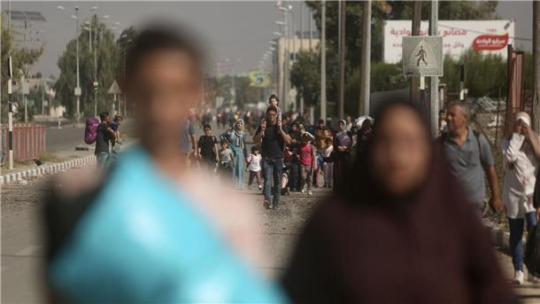 Die ungewisse Zukunft des Gazastreifens Palästinenser fliehen auf der Salah al-Din Straße aus Gaza-Stadt in den südlichen Gazastreifen.