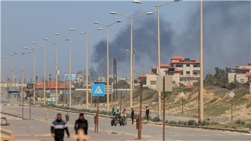 Palästinenser fliehen vor israelischen Luftangriffen aus Gaza-Stadt.