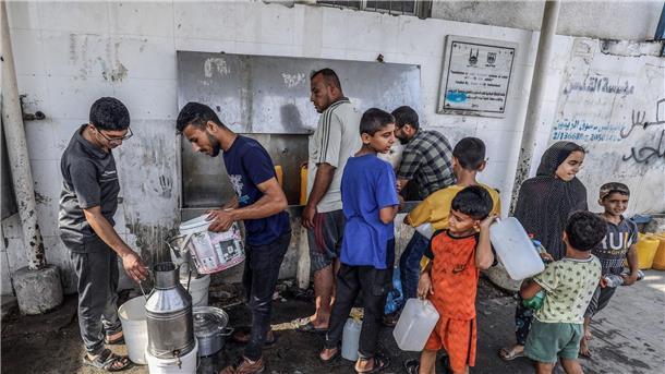 Deutsche von Hamas entführt - Evakuierungsflüge Palästinenser füllen an einem UN-Zentrum im Gazastreifen Flaschen mit Trinkwasser aus einem Wasserhahn.