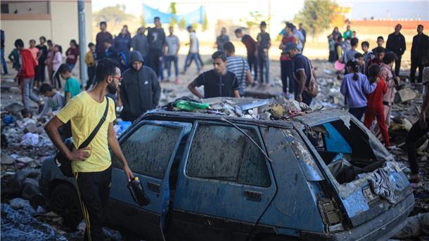 Bilder des Tages Palästinenser inspizieren die Trümmer eines zerstörten Gebäudes nach einem israelischen Luftangriff im Süden des Gazastreifens.