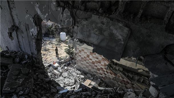 UN: Forderung nach Waffenruhe im Gaza-Krieg scheitert Palästinenser inspizieren die Trümmer eines zerstörten Hauses nach einem israelischen Luftangriff. Immer wieder wird eine Waffenruhe im Gazastreifen gefordert.