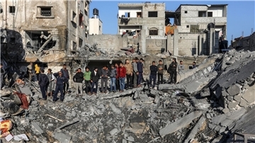 Palästinenser inspizieren nanch israelischem Beschuss die Schäden an einem Wohnhaus in Rafah.