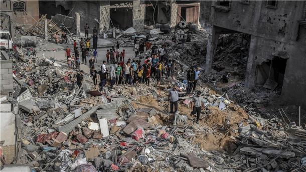 Gaza-Offensive? Israel mobilisiert 300.000 Reservisten Palästinenser inspizieren zerstörte Gebäude in Rafah.