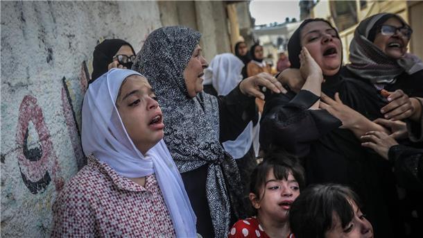 Gaza-Offensive? Israel mobilisiert 300.000 Reservisten Palästinenser nehmen an der Beerdigung von Menschen teil, die bei israelischen Angriffen getötet wurden.