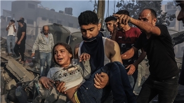 Palästinenser retten ein junges Mädchen aus den Trümmern eines zerstörten Gebäudes nach einem israelischen Luftangriff.