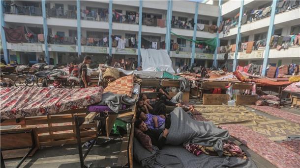 UN beklagen Tausende getötete Kinder im Gazastreifen Palästinenser suchen Schutz in einer vom UNRWA betriebenen Schule im Gazastreifen.