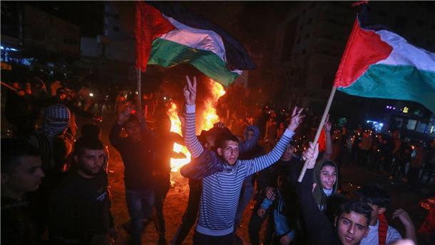 Zwei Anschläge in Jerusalem, zwei Versuche im Westjordanland Palästinenser versammelten sich in den Straßen von Gaza-Stadt nach dem Bekanntwerden von Schüssen in der Nähe einer Synagoge im Osten Jerusalems.