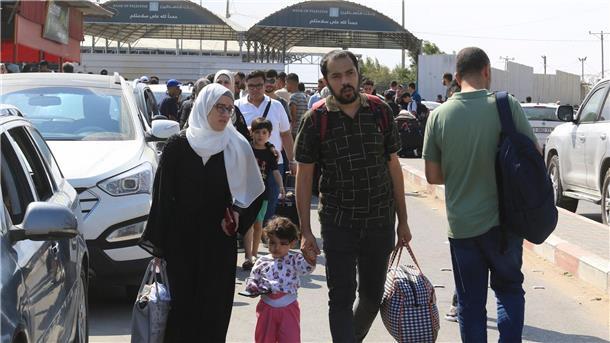 Bericht: Israel verschiebt Bodenoffensive wegen des Wetters Palästinenser warten am Grenzübergang zwischen dem Gazastreifen und Ägypten im Süden des abgeriegelten Gebiets.